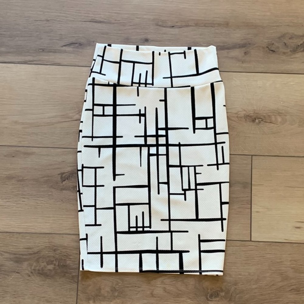 LuLaRoe black and white pencil skirt. tag says XS but fits up to a medium comfor